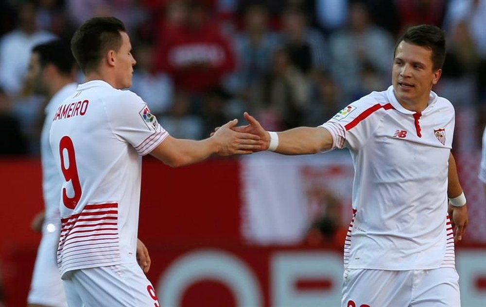 El jugador del Sevilla Kevin Gameiro (i) felicita a su compañero Yehven Konoplyanka tras marcar un gol. EFE/Archivo