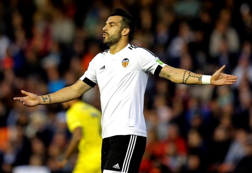 Álvaro Negredo, con la camiseta del Valencia, durante un partido de LaLiga. EFE