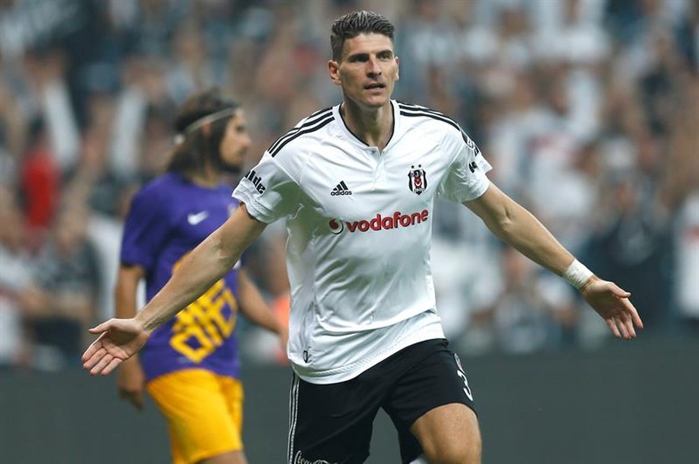 Gomez has to choose between Barca, Dortmund and Besiktas. EFE/EPA/Archivo