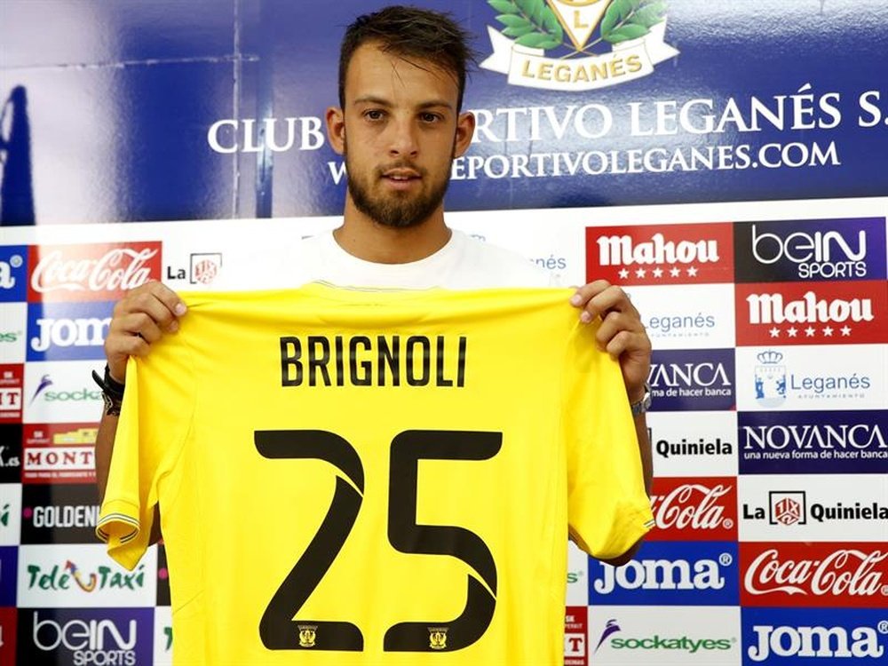 El guardameta italiano Alberto Brignoli, posa con la camiseta que lucirá como nuevo fichaje del Club Deportivo Leganés. EFE