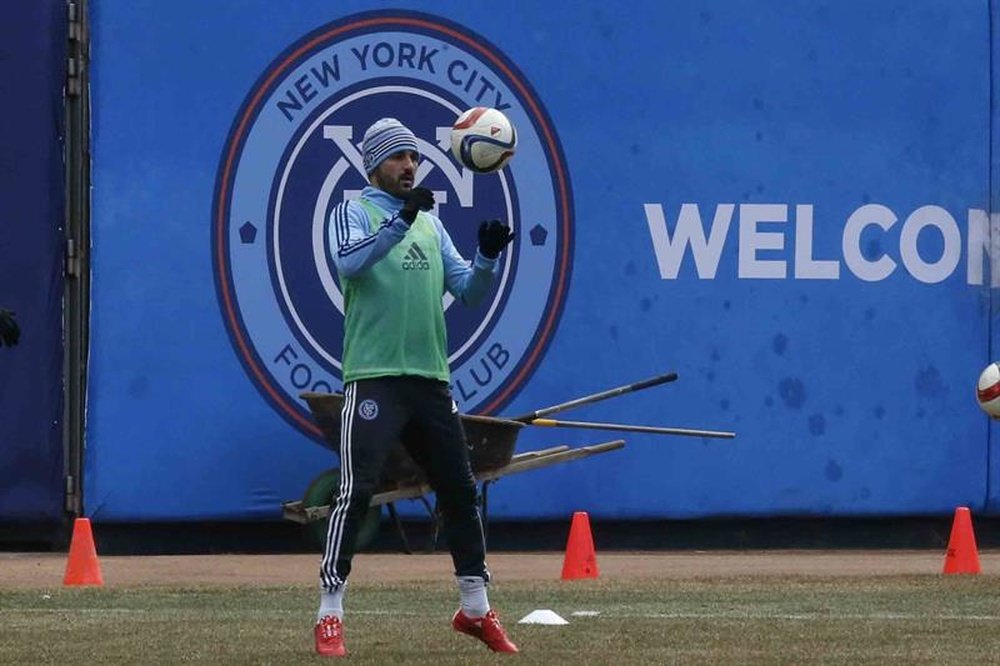 El futbolista español David Villa patea un balón durante un entrenamiento del equipo New York City Football Club. EFE/Archivo