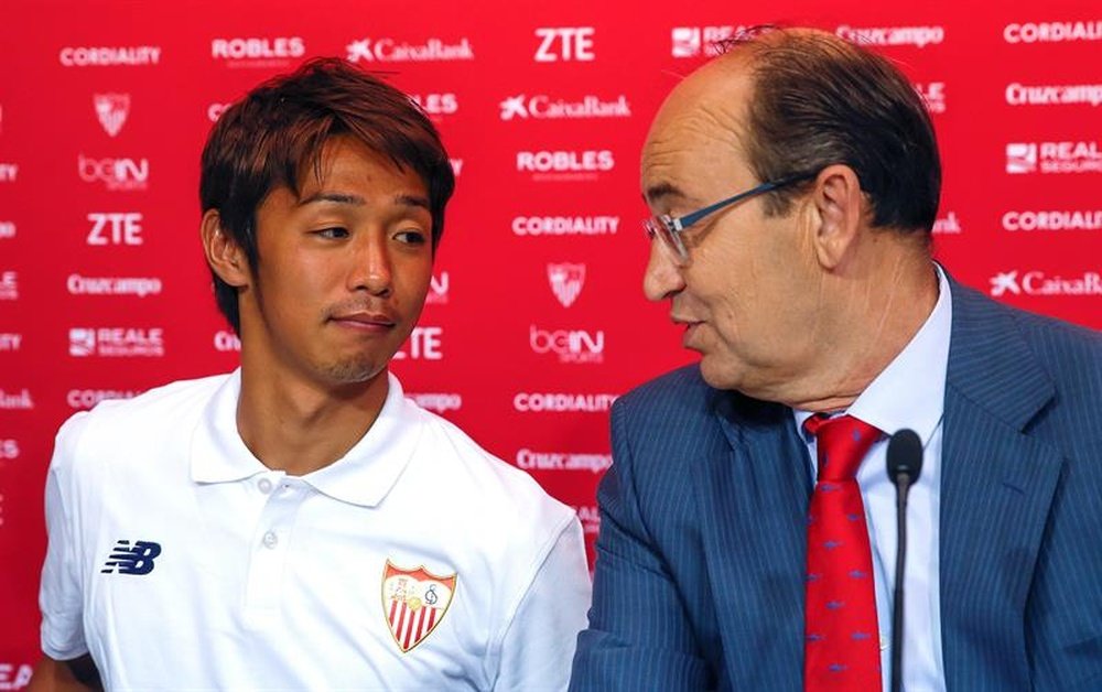 Kiyotake es el jugador que más papeletas tiene para abandonar el Sevilla. EFE/Archivo