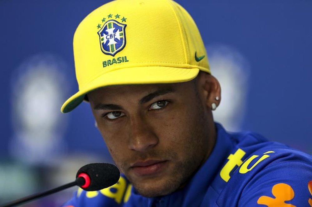 El jugador brasileño Neymar habla en rueda de prensa tras un entrenamiento de la selección olímpica de fútbol, este 26 de julio de 2016, en la Granja Comary de Teresópolis (Brasil). EFE