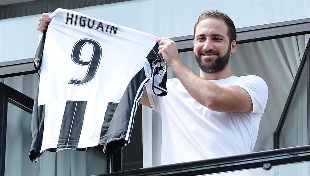 Higuain showing off his new club's shirt. EFE