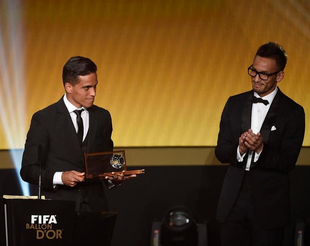El jugador brasileño Wendell Lira junto al exfutbolista Hidetoshi Nakata tras recibir el Premio Puskas 2015, durante la ceremonia de la FIFA, celebrada en el Kongresshaus de Zúrich. EFE/Archivo