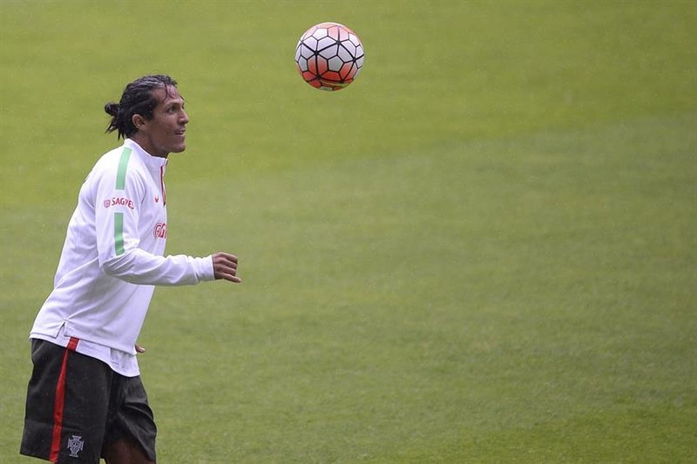 El jugador luso Bruno Alves participa en un entrenamiento de la selección nacional de fútbol. EFE/Archivo