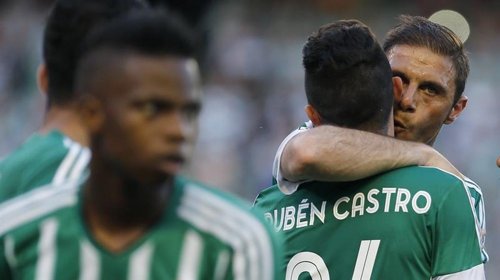 El delantero del Real Betis, Rubén Castro celebra con su compañero, Joaquín Sánchez Rodríguez un gol durante un partido. EFE/Archivo