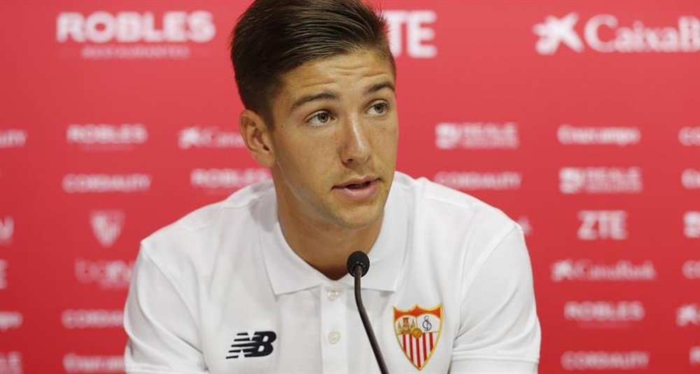 El delantero argentino Luciano Vietto, durante su presentación como nuevo jugador del Sevilla, hoy en el estadio Sánchez Pizjuán EFE