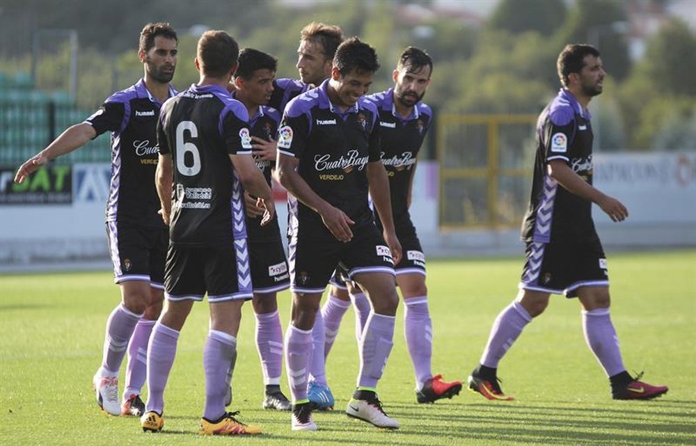 La plantilla del Valladolid quiere olvidar su mal momento con un buen partido ante la Real. EFE