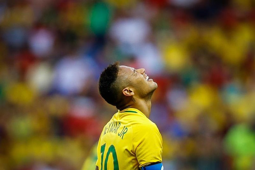 El jugador Neymar de Brasil se lamenta tras una hoy, jueves 4 de agosto de 2016, durante el partido ante la selección de Sudáfrica, disputado en el estadio Mane Garrincha en Brasilia (Brasil). EFE