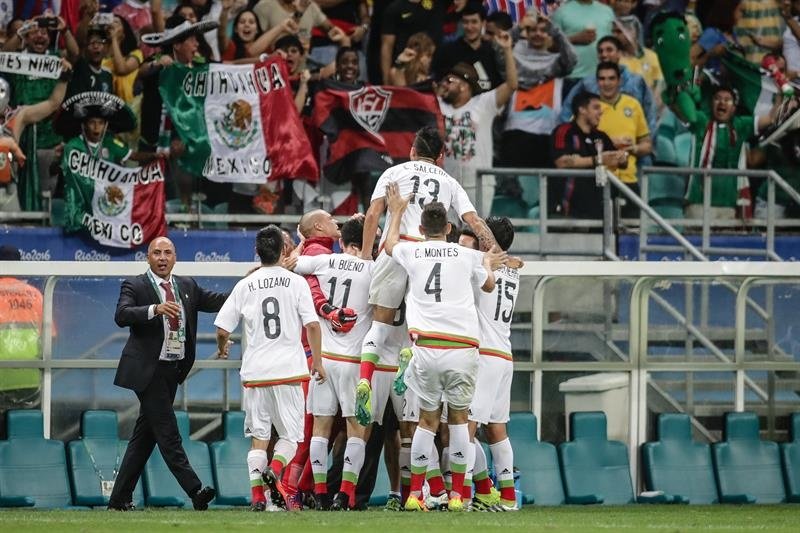 Los jugadores de México celebran un gol ante Alemania durante un partido de los Juegos Olímpicos Río 2016 en Salvador, Brasil. EFE