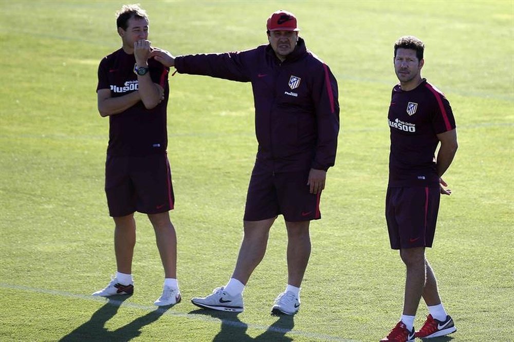 El entrenador del Atlético de Madrid, Diego Pablo Simeone (d), junto al segundo y tercer entrenador, Germán Burgos (c) y Juan Vizcaíno respectivamente, durante el entrenamiento que el club ha realizado hoy en Majadahonda. EFE