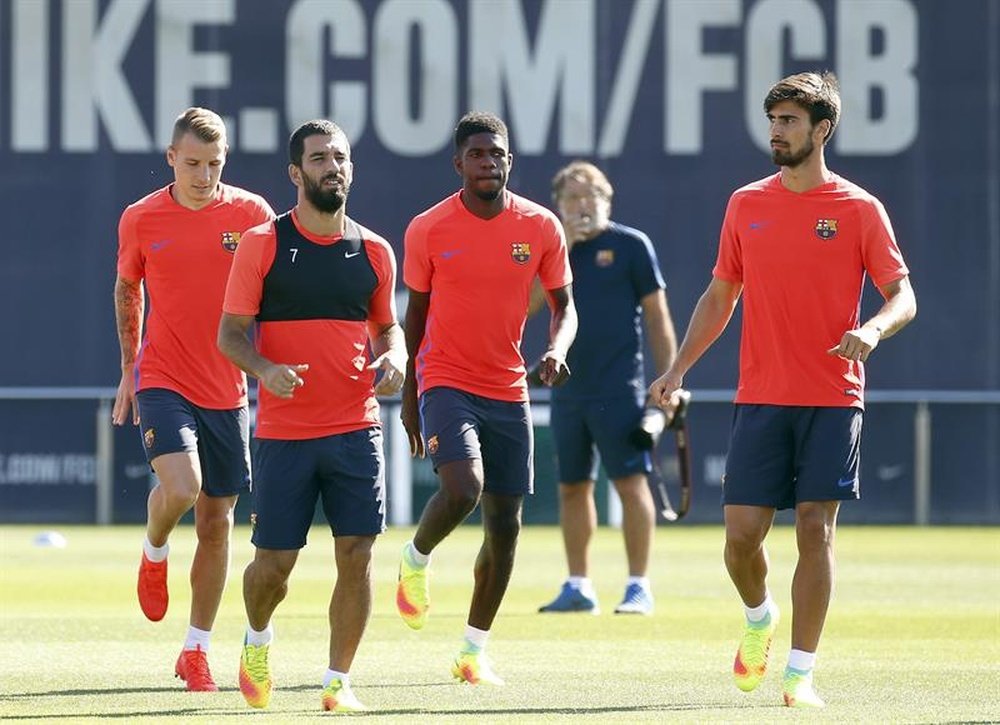 Les joueurs du Barça Digne, Turan, Umtiti et André Gomes lors de l'entraînement à Barcelone. EFE