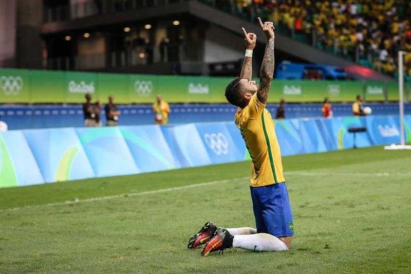 Barbosa celebrates scoring at the Olympic Games. EFE