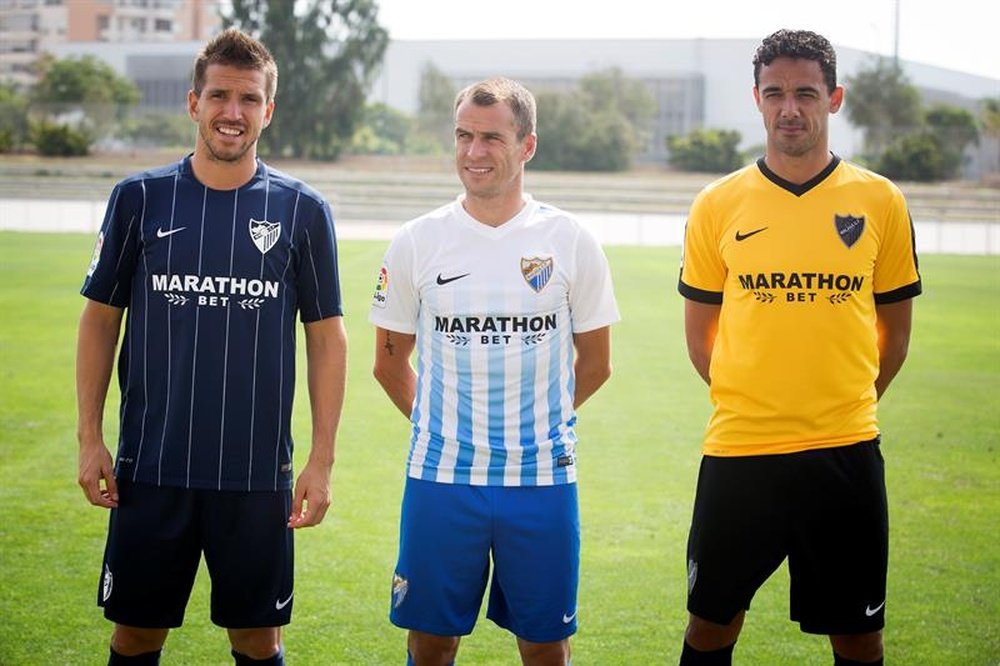 Los jugadores del Málaga Club de Fútbol Welington (d), Duda (c) e Ignacio Camacho lucen el logotipo de Marathonbet en las equipaciones de la próxima temporada. EFE