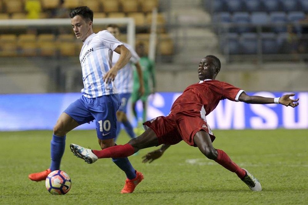 El centrocampista venezolano del Málaga C.F. Juanpi (i) se escapa del jugador del All Star Nigeria Nwobodo, durante el partido que enfrenta esta noche a los dos equipos en la 62 edición del Trofeo Ramón de Carranza, en Cádiz. EFE