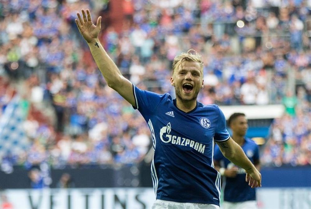 El jugador del Schalke Johannes Geis celebra el resultado. EFE