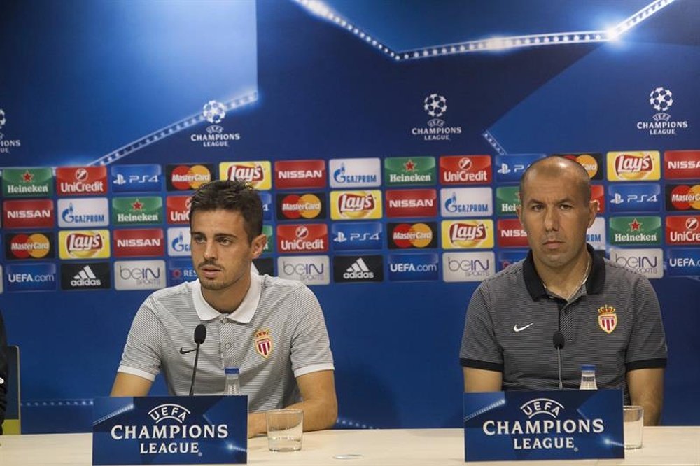 L'entraîneur de l'AS Monaco et Bernardo Silva, lors d'une conférence de presse avant la C1. AFP