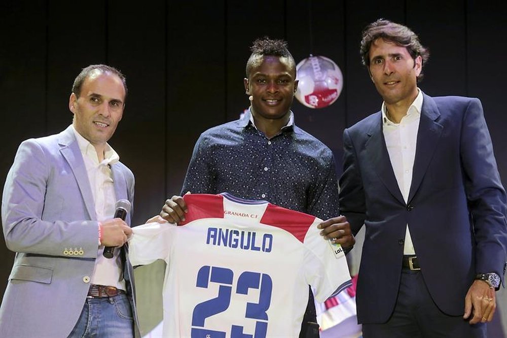 El Director deportivo del Granada Javier Torralba (d) y el vicepresidente institucional del Granada CF Ignacio Cuerva (i) durante la presentación del delantero colombiano José El Tin Angulo como nuevo jugador del Granada CF, esta semana en Granada. EFE