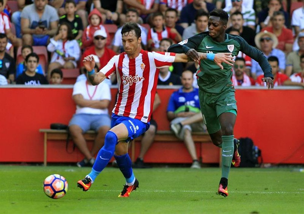 Williams (R) in action against Sporting Gijon. EFE