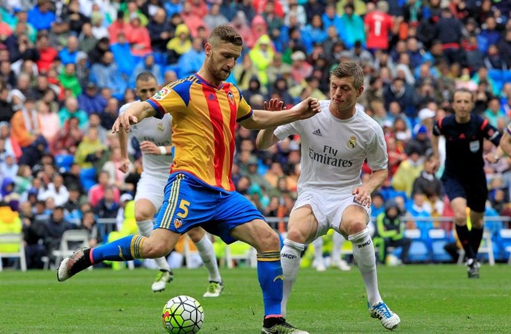 Le milieu du Real Madrid, Kroos et le défenseur du Valence, Mustafi dans un match de LIga. AFP