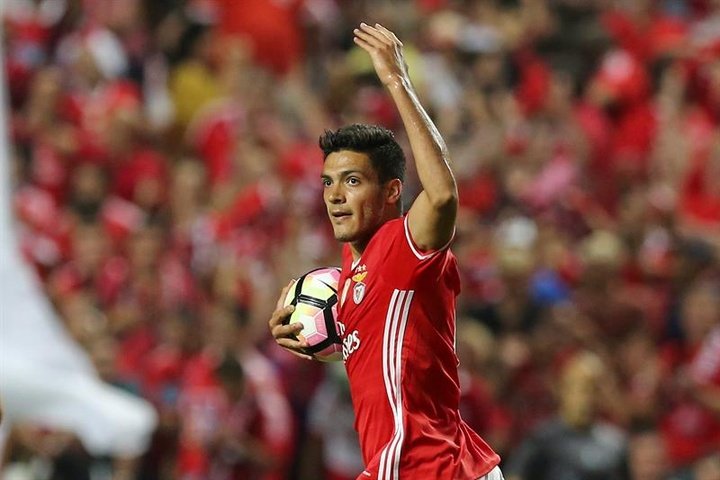 Benfica vence e é líder à condição