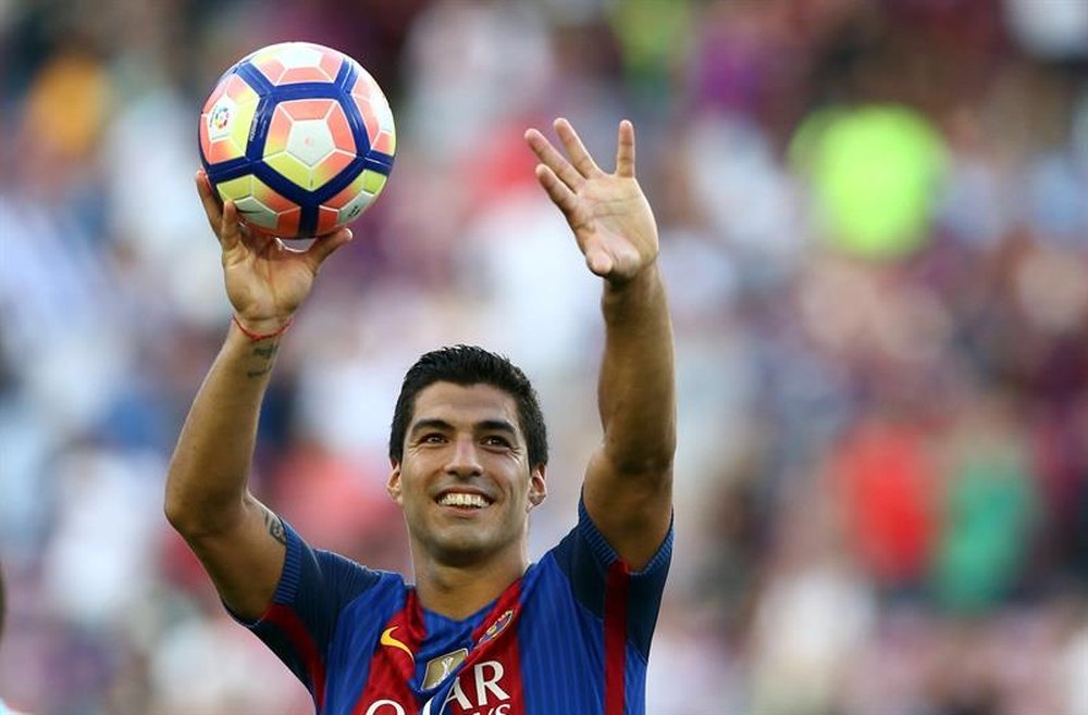 Luis Suárez no estuvo muy acertado a la hora de atizar a Filipe Luis. AFP