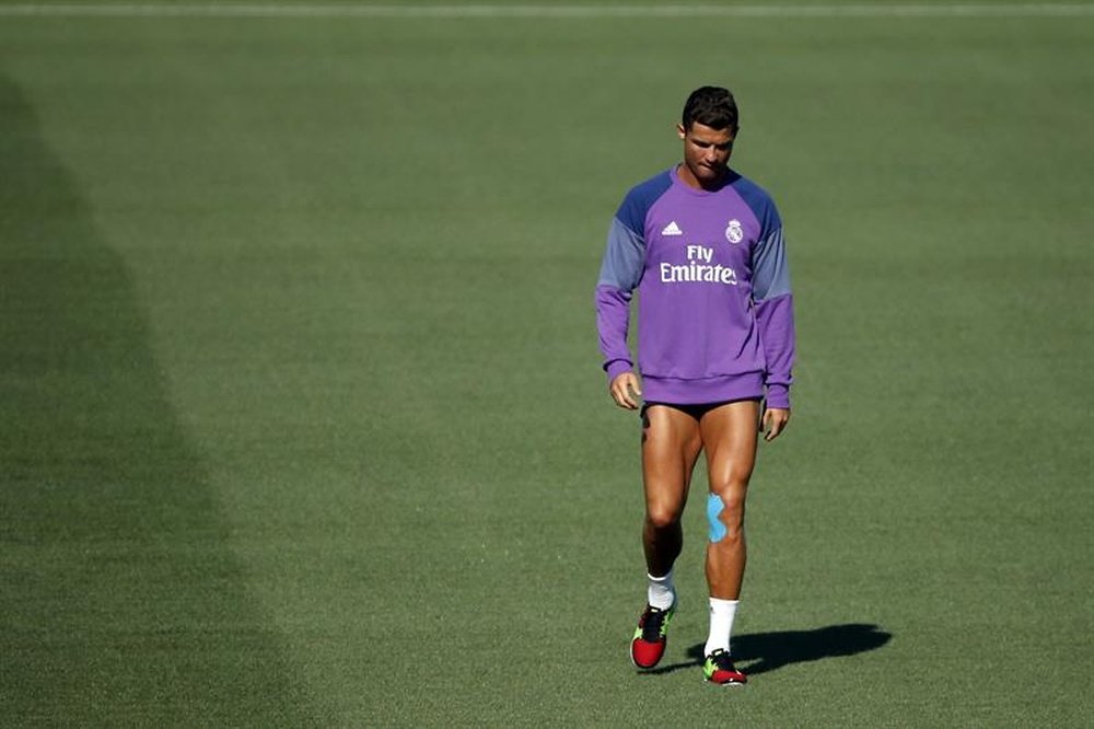 Ronaldo y Benzema vuelven a los entrenamientos en grupo con el Real Madrid. EFE