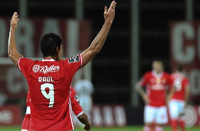 El delantero del Benfica Raul Jimenez celerba un gol en Funchal, Portugal. EFE/EPA