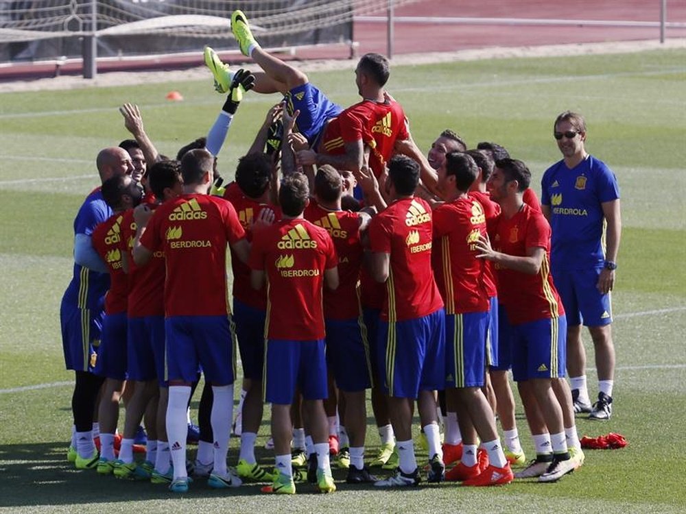 Los jugadores de la selección española de fútbol mantean al delantero Paco Alcácer (c) a modo de bienvenida, durante el entrenamiento que ha realizado hoy el combinado nacional en la Ciudad del Fútbol de Las Rozas. EFE