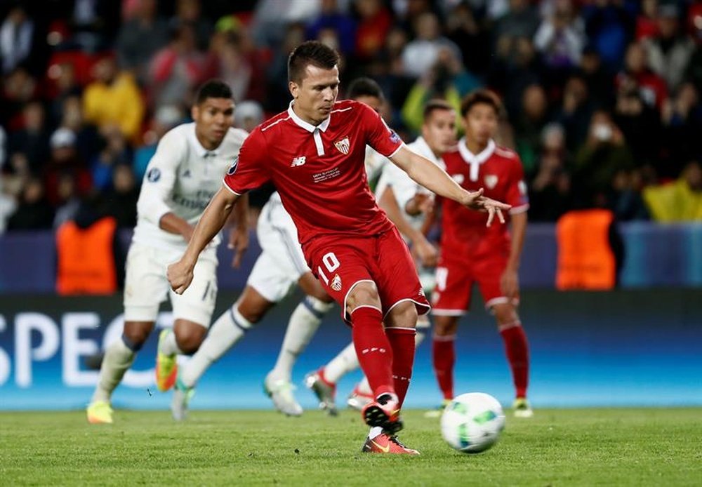 El delantero ucraniano del Sevilla, Yevhen Konoplyanka, lanza el penalti. EFE/ARchivo