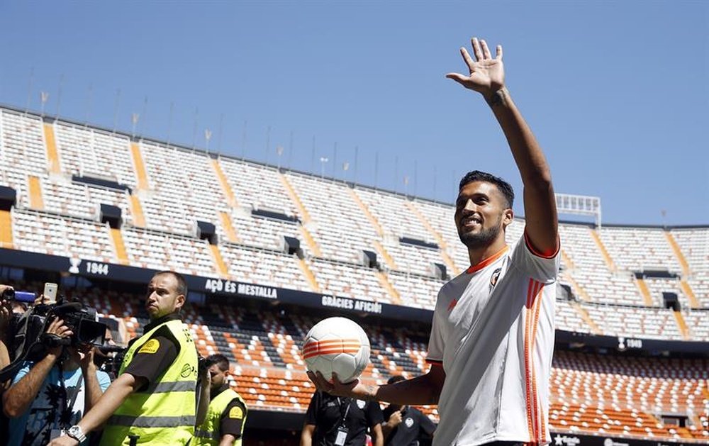 El defensa del Valencia aprueba la llegada de Marcelino. EFE