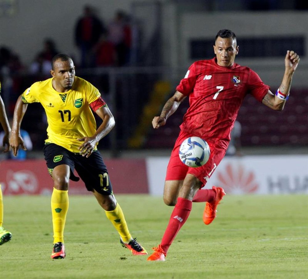 El jugador Blas Pérez (d) de la selección de fútbol de Panamá, disputa el balón con Rudolph Austin (i) de la selección de Jamaica, durante un partido clasificatorio para el Mundial de Fútbol de Rusia 2018 hoy, viernes 2 de septiembre de 2016, en Ciudad de Panamá (Panamá). EFE