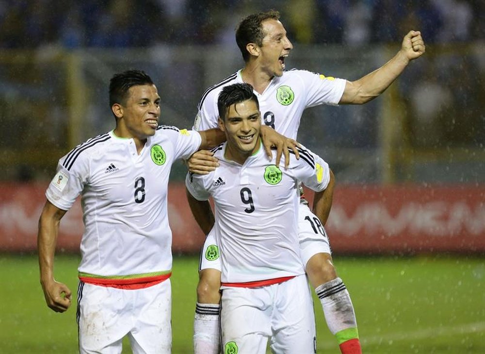 El jugador México Raúl Jiménez (c) celebra con Ángel Sepulveda (i) y Andrés Guardado (arriba) un gol contra El Salvador hoy, viernes 2 de septiembre de 2016, durante un partido de las eliminatorias para el Mundial de Rusia 2018 en el Estadio Cuscatlán, en San Salvador (El Salvador). EFE