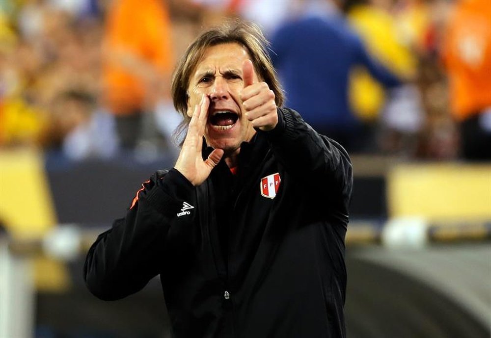 Gareca, presente en el somposio de Asunción. EFE