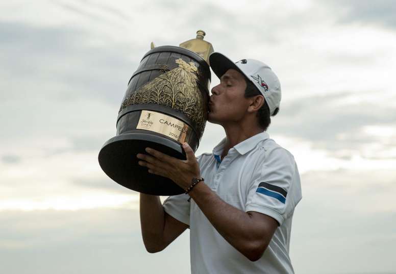 El golfista argentino Augusto Nuñez besa el trofeo de campeón del torneo de golf Flor de Caña Open hoy, domingo 04 de septiembre de 2016, realizado en el complejo turistico Guacalito de la Isla en ciudad de Rivas (Nicaragua). EFE