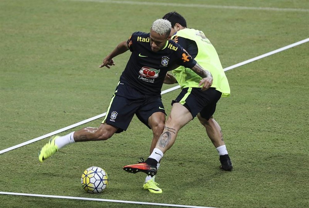 Neymar regresó a los entrenamientos con la 'canarinha'. EFE