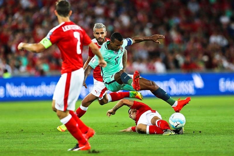 El portugués Nani (c) en acción ante el suizo Valon Behrami (atras) durante el partido del grupo B entre Suiza y Portugal hoy, martes 6 de septiembre de 2016, para la clasificación al Mundial de Rusia 2018 en el estadio St. Jakob-Park en Basel (Suiza). EFE