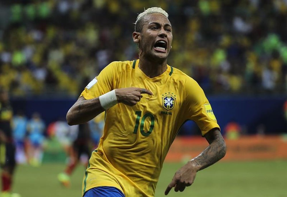 Neymar, de novo com a braçadeira do 'escrete'. EFE