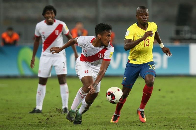 Perú sumó tres puntos tras imponerse por 2-1 a Ecuador. EFE