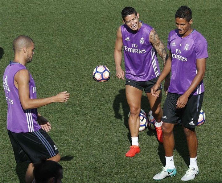 Entraînement du Real Madrid avec Pepe et Varane à l'écart