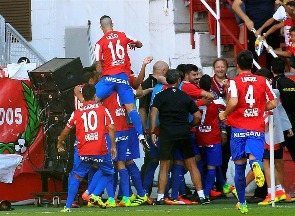Con esta victoria, el Sporting de Gijón se sitúa en la tercera plaza de LaLiga. EFE/Archivo