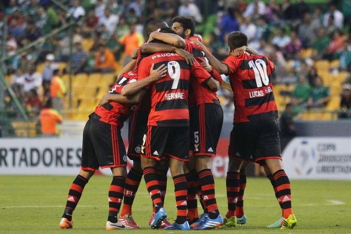 Flamengo se impone a Vitória y alcanza a Palmeiras