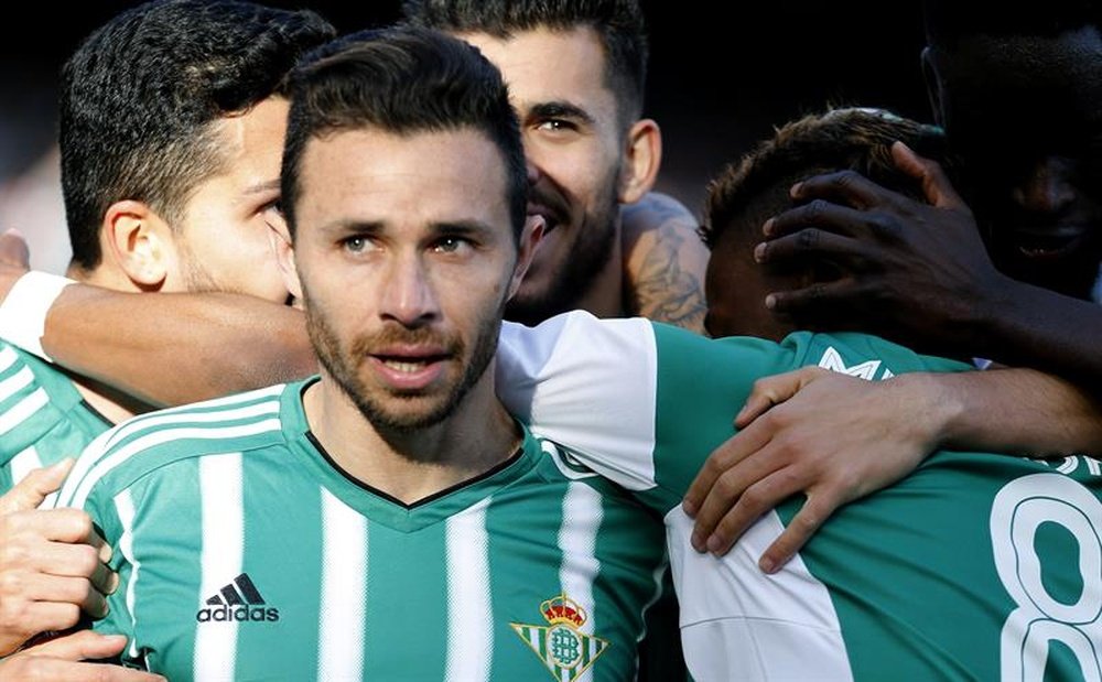 El delantero del Betis Rubén Castro (i) celebra con sus compañeros un gol al Valencia. EFE/Archivo