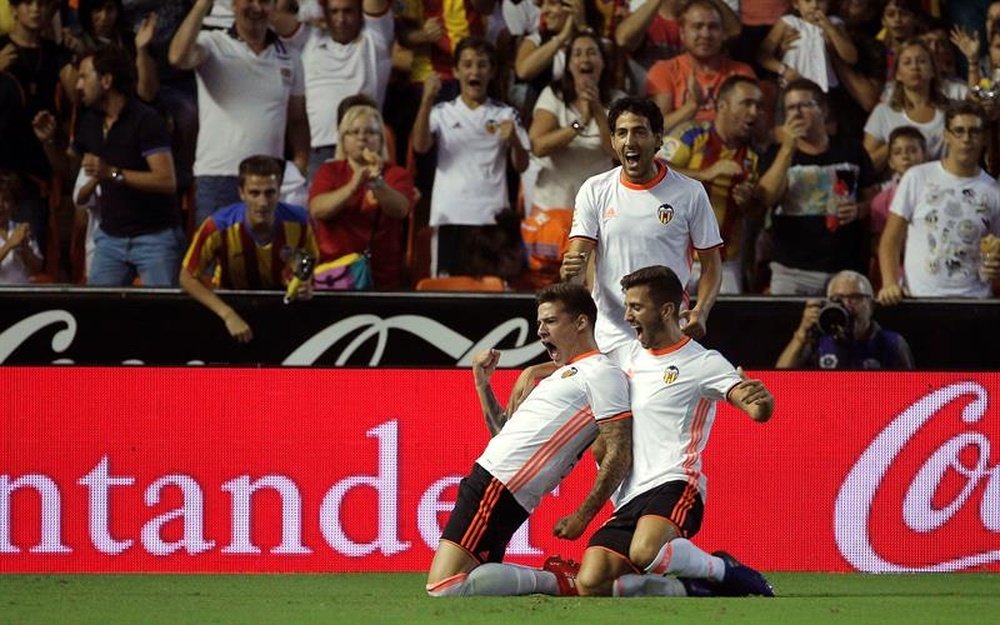 El jugador del Valencia CF, Santi Mina, celebra con sus compañeros José Luis Gayá y Dani Parejo un gol de su equipo el pasado 22 de agosto. EFE
