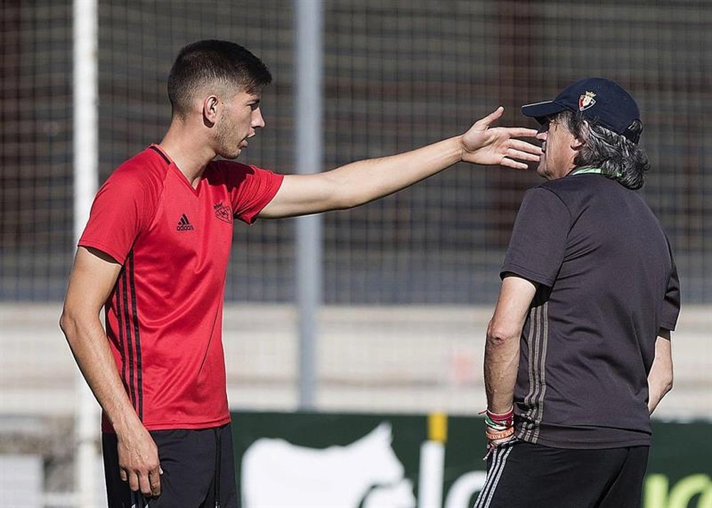El jugador de Osasuna David García (i), junto al entrenador, Enrique Martín, durante el entrenamiento que el equipo ha realizado hoy de cara al partido del próximo fin de semana contra el Celta de Vigo, correspondiente a la cuarta jornada de LaLiga Santander 2016/2017. EFE