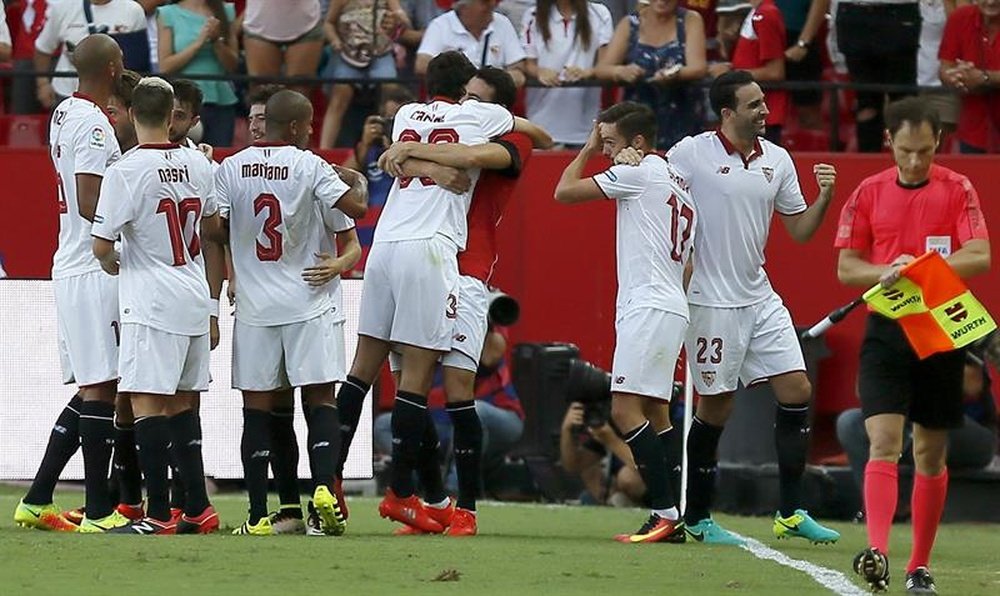 Carlos Fernandez del Sevilla celebra con sus compañeros el segundo gol ante Las Palmas durante el partido de liga celebrado el sábado en el estadio Sanchez Pizjuan. EFE