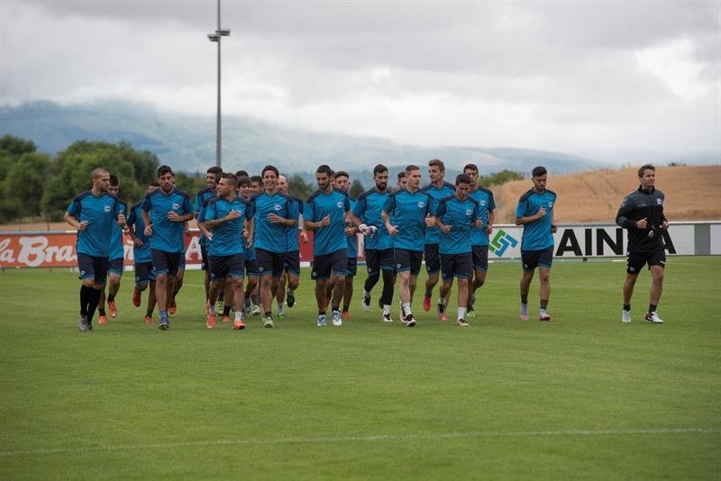 El Alavés podría hacer historia el lunes ante el Deportivo de la Coruña. EFE