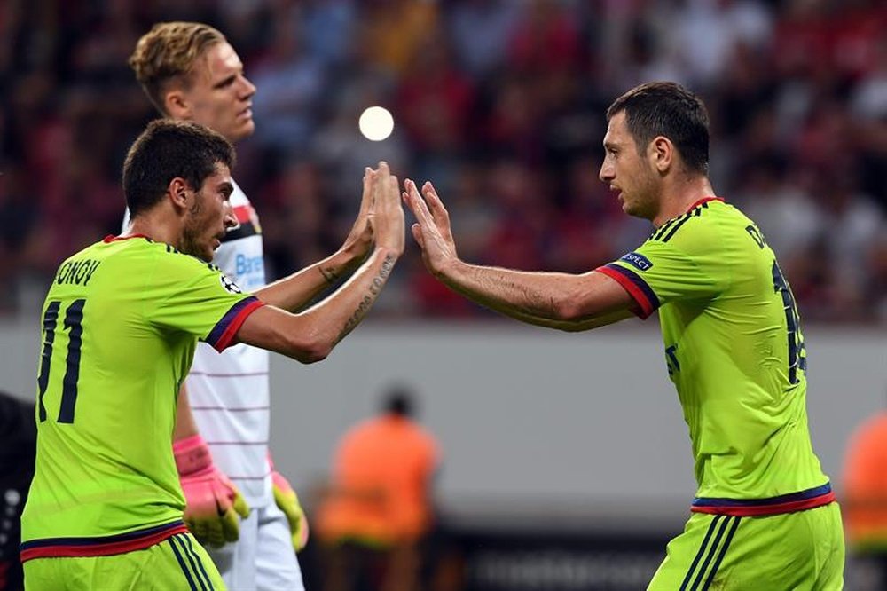 Aleksei Ionov (i) y Alan Dzagoev de CSKA Moscú celebran luego de anotar contra Bayer Leverkusen  durante un partido de la fase de grupos de la Liga de Campeones en Leverkusen (Alemania). EFE