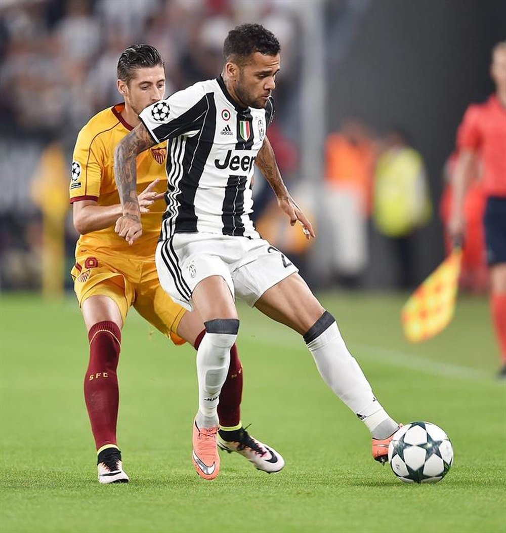 Dani Alves se midió a su ex equipo por primera vez desde que abandonara el Barcelona en verano. EFE